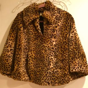 Faux fur leopard print 🐆 poncho with pocket